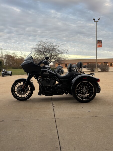 Harley-Davidson® Road Glide 3 2024 FLTRT VIVID BLACK W/ PINSTRIPE