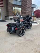 Harley-Davidson® Road Glide 3 2024 FLTRT VIVID BLACK W/ PINSTRIPE thumb 2