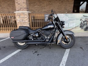 2024 Harley-Davidson<sup>®</sup> Heritage Classic Vivid Black (Black Finish w/Laced Wheels) thumb 2