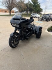 Harley-Davidson® Road Glide 3 2024 FLTRT VIVID BLACK W/ PINSTRIPE thumb 3