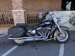 2024 Harley-Davidson<sup>®</sup> Heritage Classic Vivid Black thumb 3
