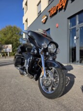2013 Harley-Davidson® CVO™ Ultra Classic® Electra Glide® 110th Anniversary Edition thumb 3