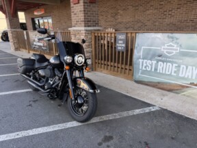 2024 Harley-Davidson<sup>®</sup> Heritage Classic Vivid Black (Black Finish w/Laced Wheels) thumb 3