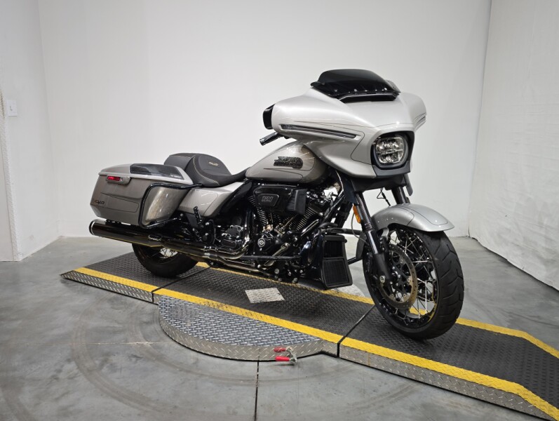 FLHXSE 2023 CVO™ Street Glide®