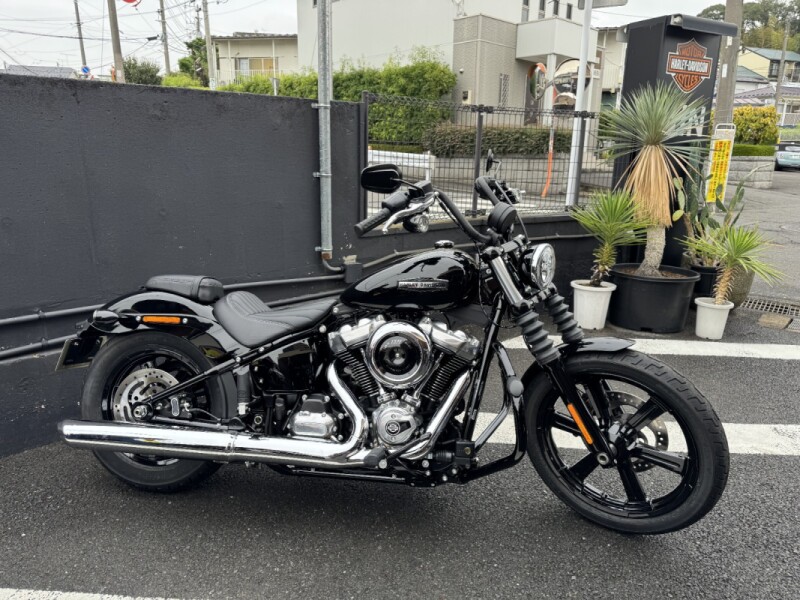 2025 Harley-Davidson® Street Bob® Vivid Black w/Laced Wheels