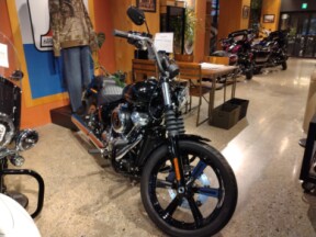 2025 Harley-Davidson® Street Bob® Vivid Black w/Laced Wheels thumb 2