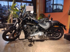 2025 Harley-Davidson® Street Bob® Vivid Black w/Laced Wheels thumb 3