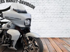 2025 Harley-Davidson<sup>®</sup> Street Glide® Ultra thumb 2