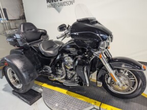 2015 Harley-Davidson® Tri Glide® Ultra Vivid Black thumb 3