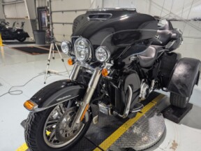 2015 Harley-Davidson® Tri Glide® Ultra Vivid Black thumb 1