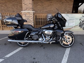 2025 Harley-Davidson® Street Glide® Ultra Vivid Black thumb 2