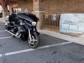 2025 Harley-Davidson® Street Glide® Ultra Vivid Black thumb 3