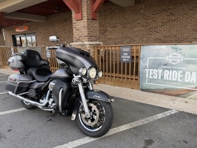 2017 Harley-Davidson® Ultra Limited Two-Tone Charcoal Denim/Black Denim thumb 3
