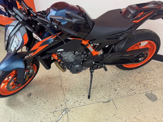  2023 SUPER DUKE 890