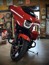 2026 Harley-Davidson® Street Glide® Blood Orange - Black thumb 2