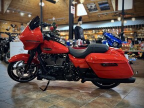 2026 Harley-Davidson® Street Glide® Blood Orange - Black thumb 3