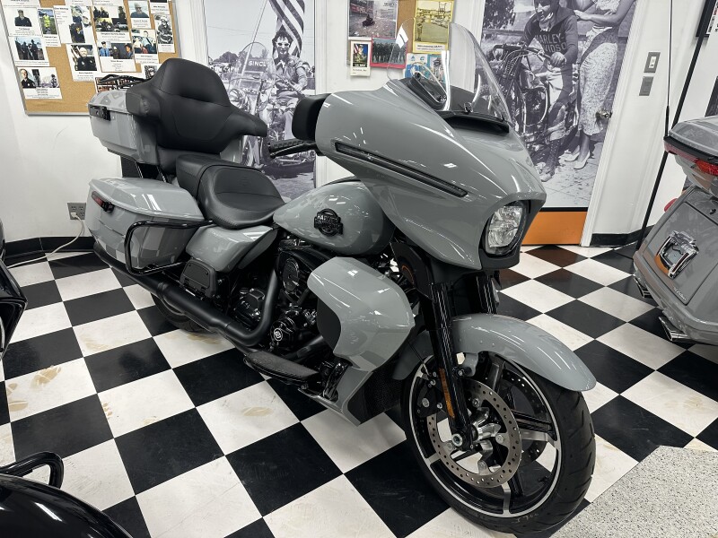 2025 Harley-Davidson® Street Glide® Ultra Billiard Gray - Black Finish