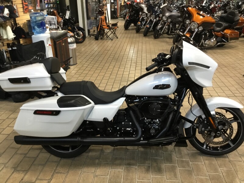 2024 Harley-Davidson® Street Glide® White Onyx Pearl - Black Finish