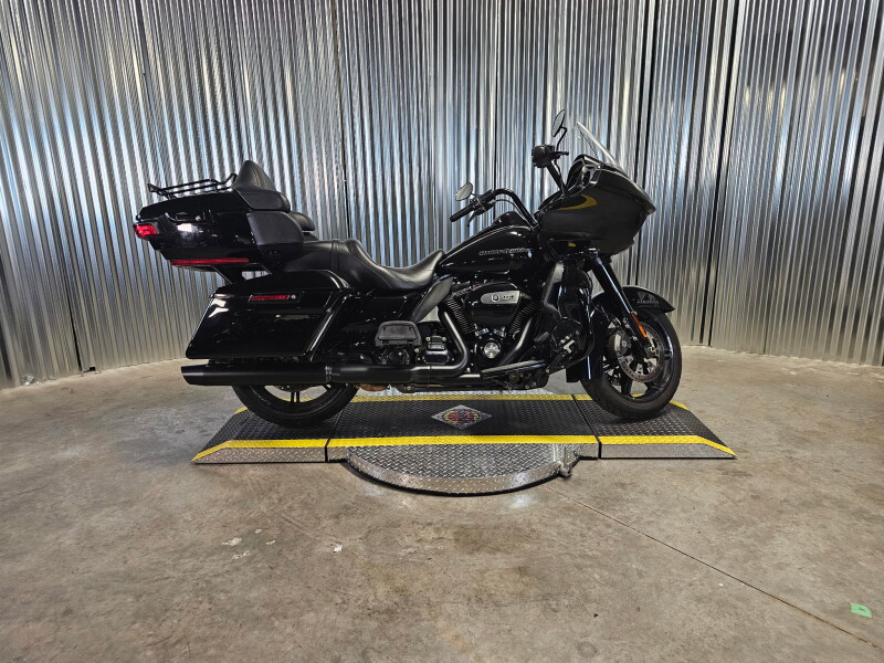 2021 Harley-Davidson® Road Glide® Limited Vivid Black - Black Finish