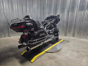 2018 Harley-Davidson® Electra Glide® Ultra Classic® Vivid Black thumb 2