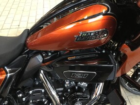 2023 Harley-Davidson® CVO™ Road Glide® Whiskey Neat w/Raven Metallic thumb 3