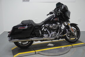 2024 Harley-Davidson® Street Glide® Vivid Black thumb 3