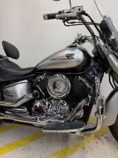 2004 Yamaha V Star 1100 Custom Raven thumb 1