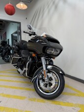 SALE PENDING 2017 Harley-Davidson® Road Glide® Ultra Black Quartz thumb 3