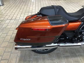 2023 Harley-Davidson® CVO™ Road Glide® Whiskey Neat w/Raven Metallic thumb 1