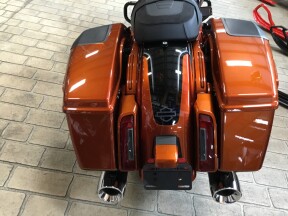2023 Harley-Davidson® CVO™ Road Glide® Whiskey Neat w/Raven Metallic thumb 0
