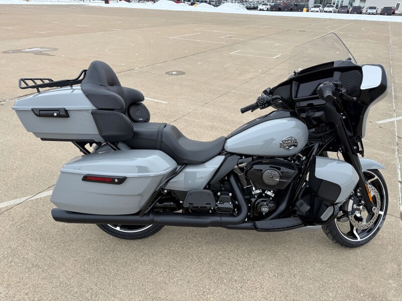2025 Harley-Davidson® Street Glide® Ultra Billiard Gray - Black Finish