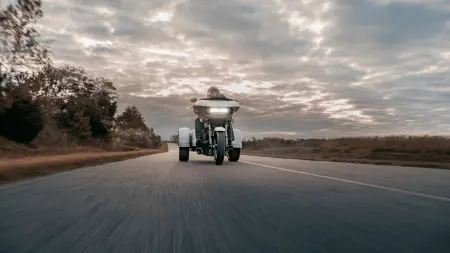 New Riders in Sunrise Ask Smart Questions About the 2025 Harley-Davidson® Road Glide® 3