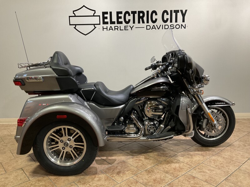 2016 Harley-Davidson® Tri Glide® Ultra Two-Tone Billet Silver/Vivid Black  FLHTCUTG