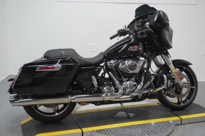 2024 Harley-Davidson® Street Glide® Vivid Black thumb 2