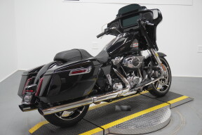 2024 Harley-Davidson® Street Glide® Vivid Black thumb 2