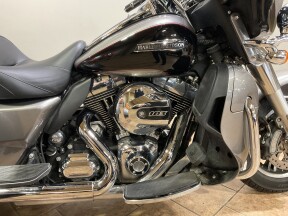 2016 Harley-Davidson® Tri Glide® Ultra Two-Tone Billet Silver/Vivid Black  FLHTCUTG thumb 3