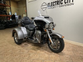 2016 Harley-Davidson® Tri Glide® Ultra Two-Tone Billet Silver/Vivid Black  FLHTCUTG thumb 2