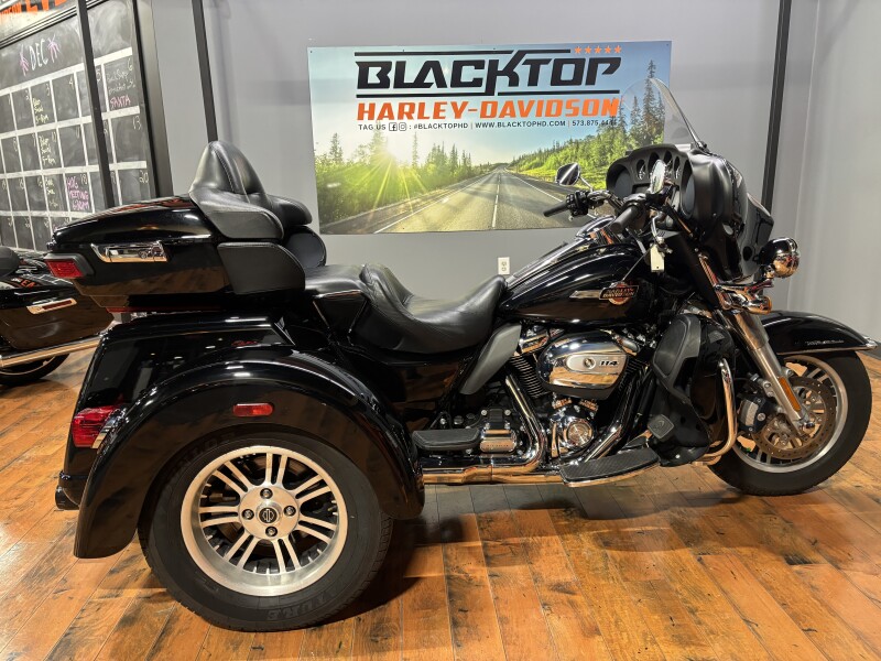 2024 Harley-Davidson® Tri Glide™ Ultra VIVID BLACK W/ PINSTRIPE