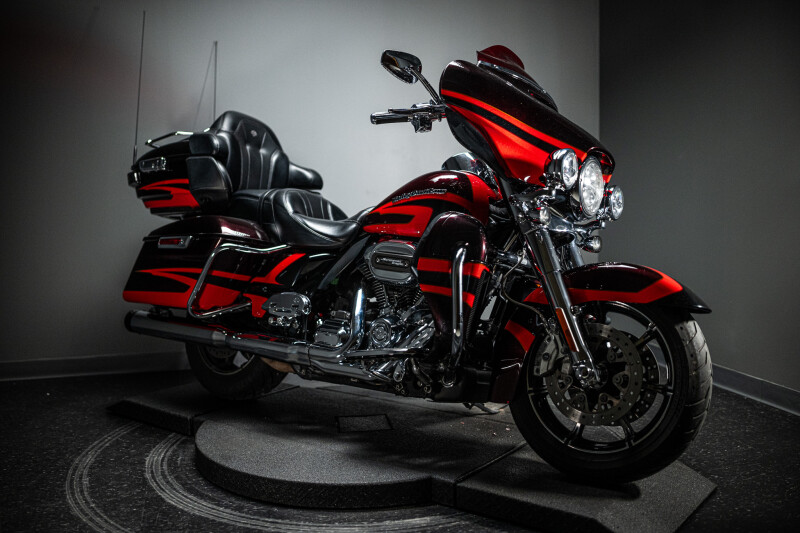 2017 CVO™ Limited (FLHTKSE)