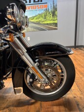 2024 Harley-Davidson® Tri Glide™ Ultra VIVID BLACK W/ PINSTRIPE thumb 2