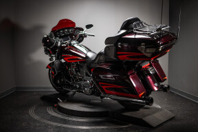 2017 CVO™ Limited (FLHTKSE) thumb 0