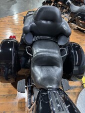 2024 Harley-Davidson® Tri Glide™ Ultra VIVID BLACK W/ PINSTRIPE thumb 0