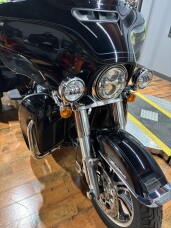 2024 Harley-Davidson® Tri Glide™ Ultra VIVID BLACK W/ PINSTRIPE thumb 1
