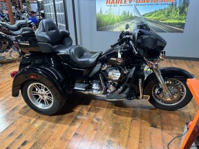 2024 Harley-Davidson® Tri Glide™ Ultra VIVID BLACK W/ PINSTRIPE thumb 3