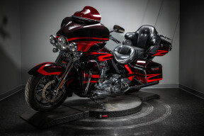 2017 CVO™ Limited (FLHTKSE) thumb 2