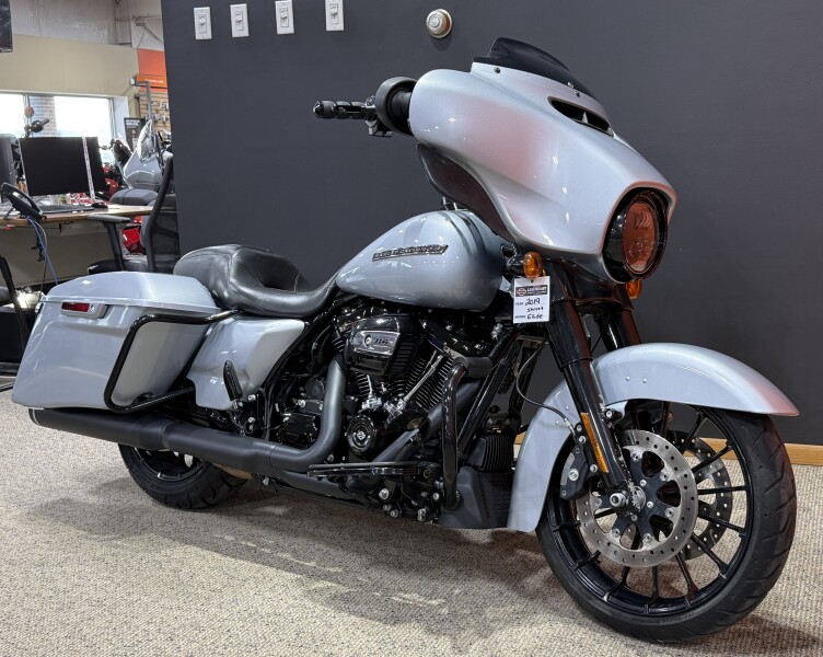 2019 Harley-Davidson® Street Glide® Special Barracuda Silver