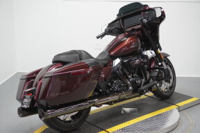 2024 Harley-Davidson® CVO™ Street Glide® Copperhead thumb 2