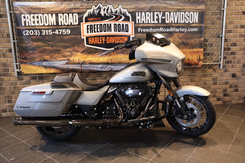 2023 CVO™ Street Glide® (FLHXSE)
