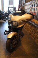 2023 CVO™ Street Glide® (FLHXSE) thumb 1