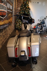 2023 CVO™ Street Glide® (FLHXSE) thumb 2